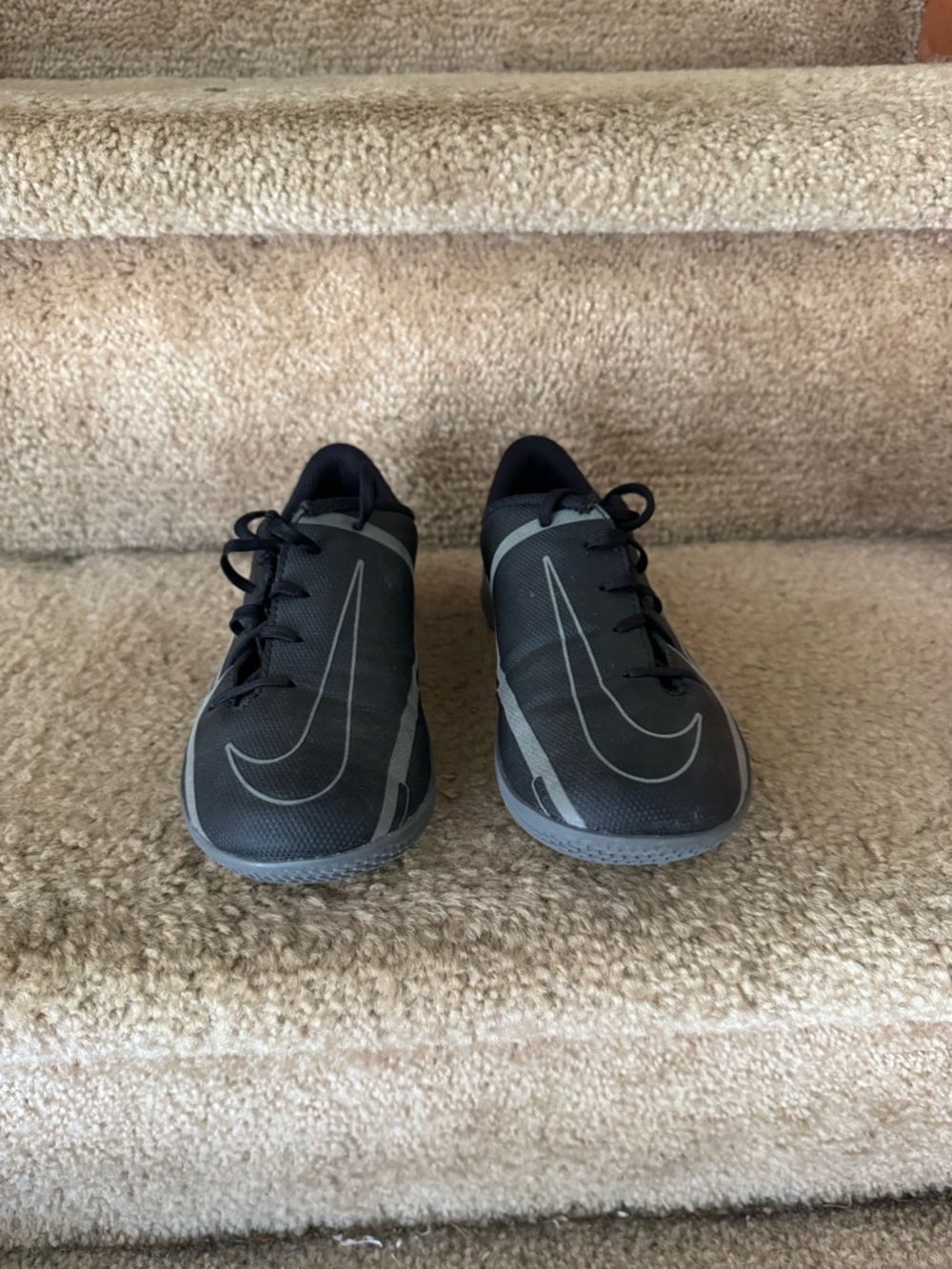 Nike Jr Phantom GT2 Club indoor soccer sneakers size 13 kids. Black/iron gray